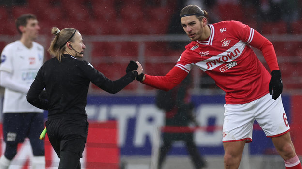 Боковой судья Екатерина Курочкина и футболист Срджан Бабич