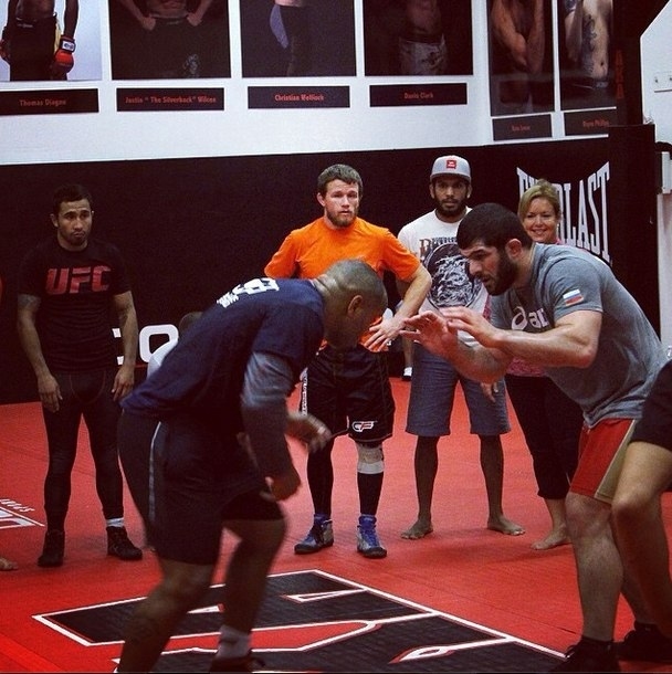 Схватка Даниэля Кормье и Хаджимурата Гацалова.