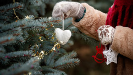 Украшение для елки в руках