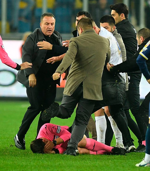 Арбитр Халиль Умут Мелер получает удары от неизвестных. Арбитр Халиль Умут Мелер получает удары от неизвестных после матча «Анкарагюджю» — «Ризеспор».