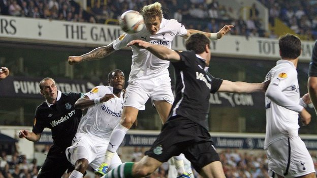 Роман Павлюченко в матче Лиги Европы-2011/12 против «Шэмрок Роверс».