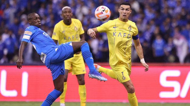 Криштиану Роналду и Сауд Абдулхамид (слева).