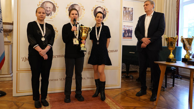 Валентина Гунина, Полина Шувалова и Екатерина Лагно на награждении в ЦДШ. Валентина Гунина, Полина Шувалова и Екатерина Лагно на награждении в ЦДШ