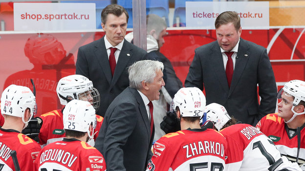 Сергей Звягин, Михаил Кравец и Антон Курьянов на тренерской скамейке «Авангарда».