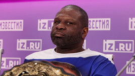 Дружит с Фьюри, поменял имя в честь Путина и играет на пианино. 5 фактов о Кевине Джонсоне