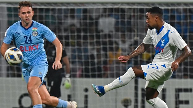 Полузащитник «Аль-Хиляля» Малком (справа) и нападающий «Мумбаи Сити ФК» Грег Стюарт.