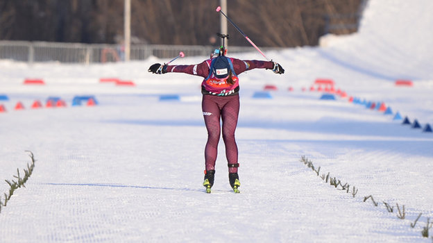 Тамара Дербушева финиширует на первом месте.