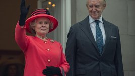 Кадр из сериала «Корона»