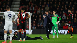 Футболист потерял сознание во время матча АПЛ. Игру «Лутона» и «Борнмута» отменили