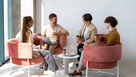 Коллеги общаются.