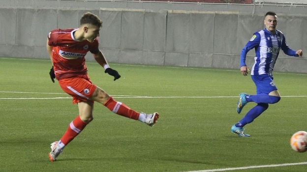 Милош Лукович забивает гол.