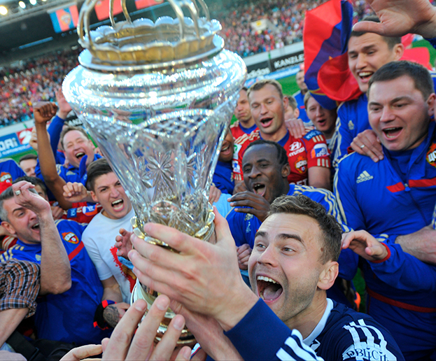Игорь Акинфеев поднимает чемпионский кубок в 2014 году.