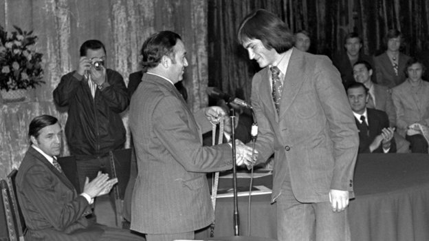 Никита Симонян нагряждает Вадима Павленко золотой медалью чемпионата СССР в 1976 году.