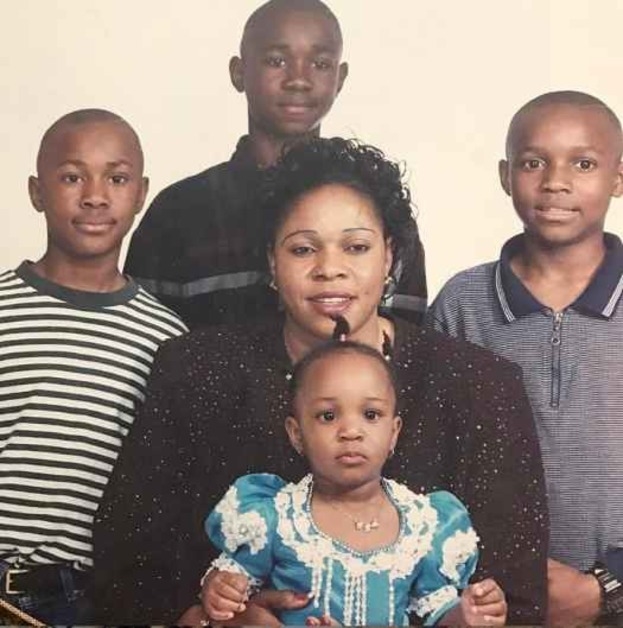 Камару Усман с семьей.