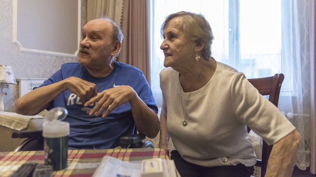 Вдова Владимира Кондрашина Евгения (справа) и сын Юрий.