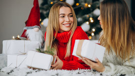 Две подруги дарят подарки друг другу.