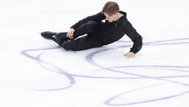 Фестиваль падений у мужчин на чемпионате России по фигурному катанию. Одного увезли в больницу