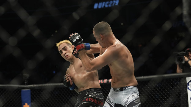 Тони Фергюсон против Нейта Диаса на UFC 279 в сентябре 2022 года.