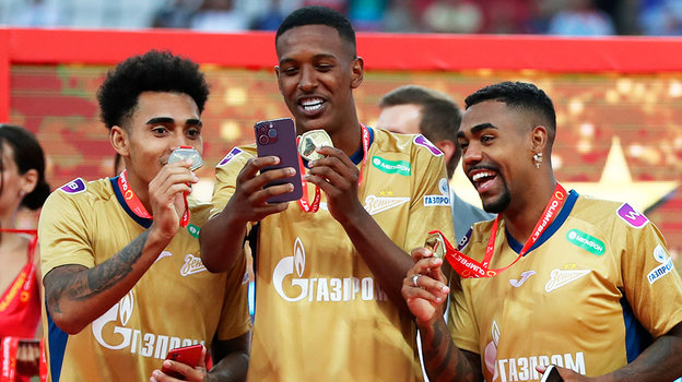 Ду Кейрос, Роберт Ренан и Малком.