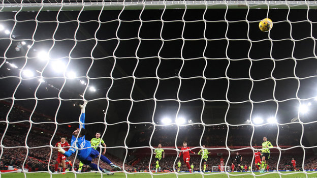 Трент Александер-Арнольд бьет выше ворот.