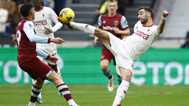 Бесконечный кошмар «МЮ», «Атлетико» обошел «Барселону», «Рома» дожала «Наполи» в битве с двумя удалениями