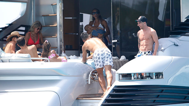 Месси и Суарес вместе с семьями отдыхают на яхте аргентинца.
