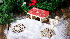 Искусственный снег около елки.