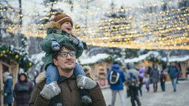 Семья гуляет по рождественской ярмарке.