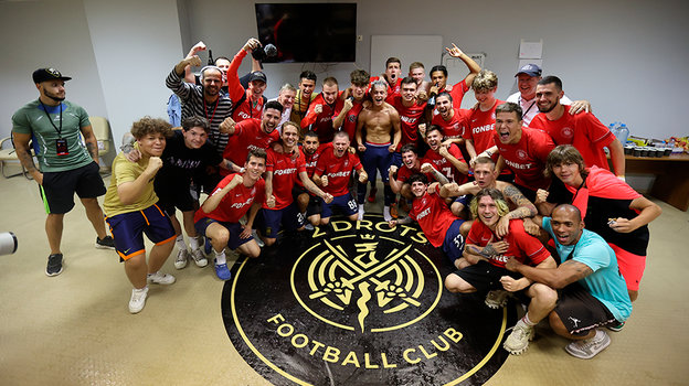 Дмитрий Кузнецов с игроками 2DROTS.