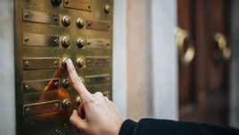 Звонит в звонок.