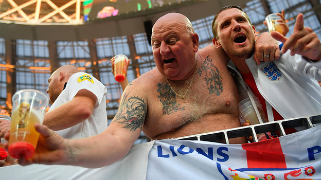 Английские фанаты с пивом на матче ЧМ-2018.