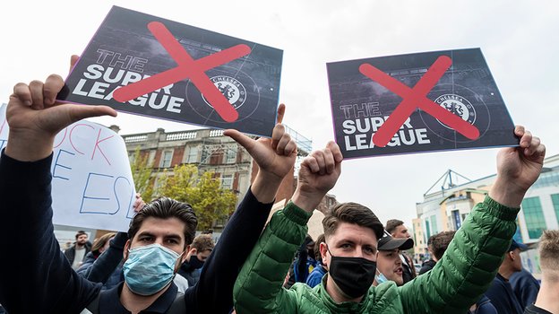Болельщики протестуют против Суперлиги в 2021 году.