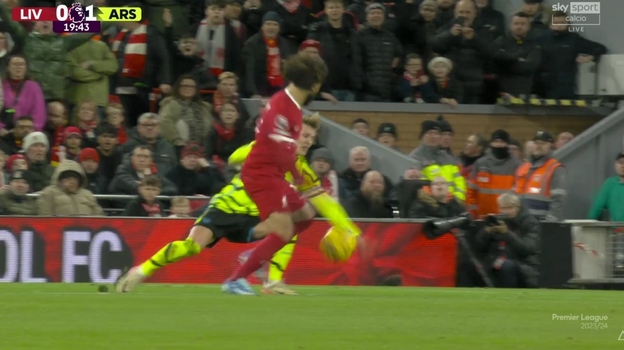 Эдегор остановил мяч рукой.