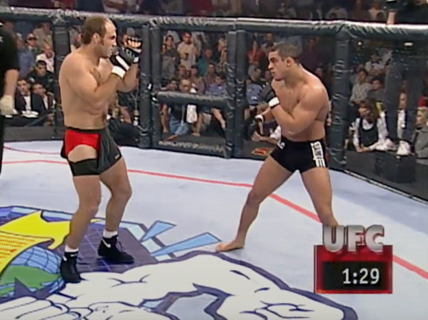 Октябрь 1997-го, UFC 15. Бой 34-летнего Рэнди Кутюра и 20-летнего Витора Белфорта.