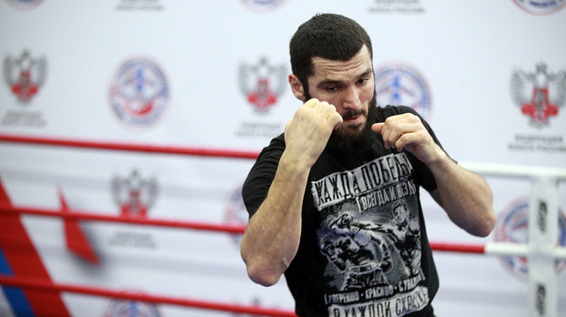 Артур Бетербиев. Боксер Артур Бетербиев.