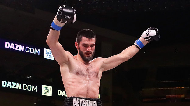 Артур Бетербиев. Боксер Артур Бетербиев.