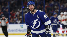 Самый нелепый гол сезона НХЛ. Кучерову пришлось спасать «Тампу» от конфуза