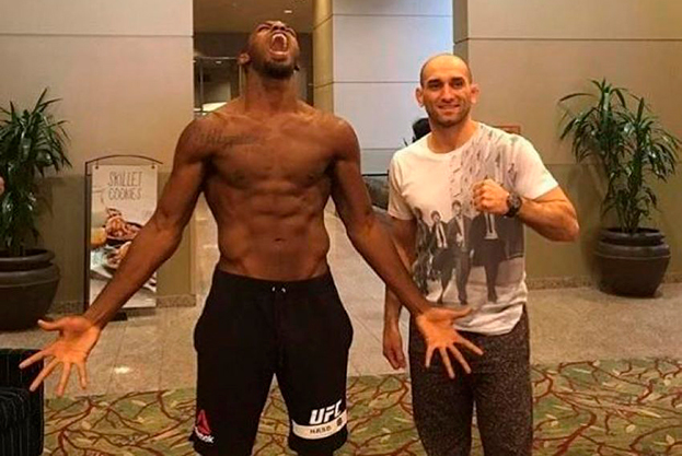 Джон Джонс показывает фирменный жест Адлана Амагова.