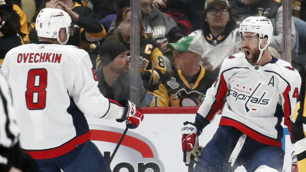 Том Уилсон (№43) и Александр Овечкин празднуют гол в матче.