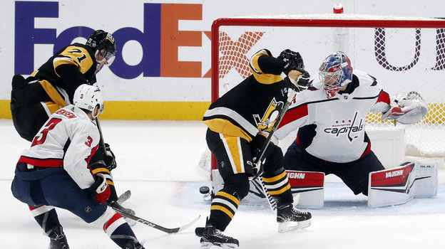 Сидни Кросби (№87) и Евгений Малкин (№71) атакуют ворота Дарси Кемпера.