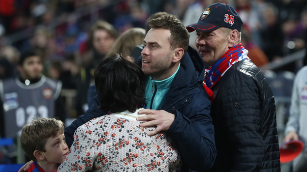 Игорь Акинфеев с родителями и сыном. Футболист Игорь Акинфеев с родителями и сыном