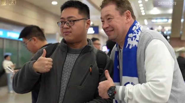 Первые автографы и снимки с болельщиками.