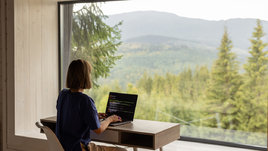 Женщина работает на ноутбуке