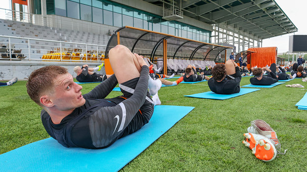 Екатеринбуржцы разминаются на сборах.