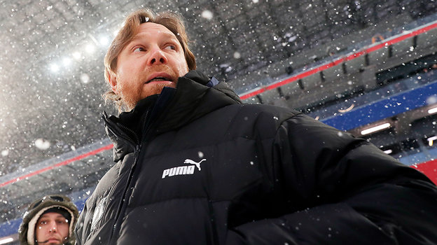 Валерий Карпин. Главный тренер сборной России Валерий Карпин.