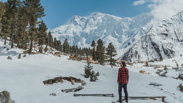 Мужчина любуется красотами зимних гор и природы