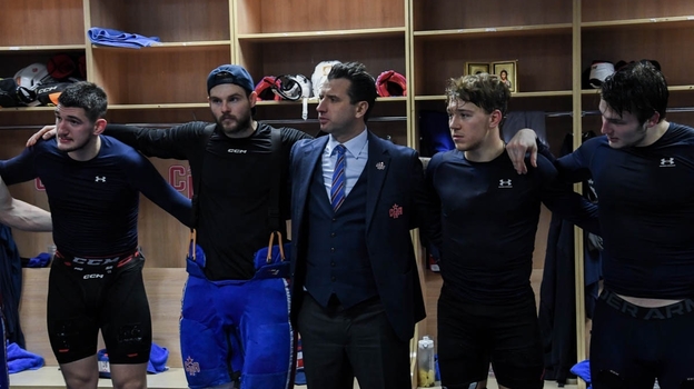 Роман Ротенберг с хоккеистами СКА.