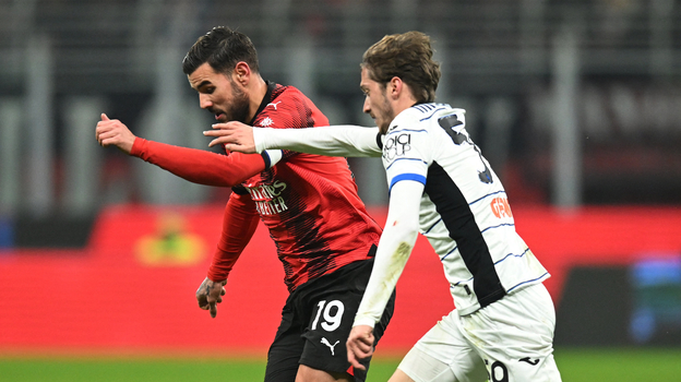 «Милан» — «Аталанта» — 1:2. Алексей Миранчук (справа).