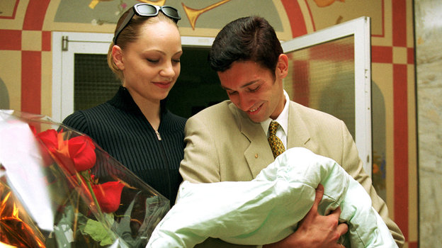 Руслан Нигматуллин с новорожденным сыном Русланом и женой Еленой.