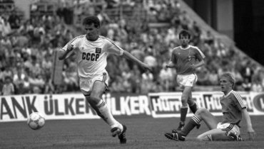 Футболист днепропетровского «Днепра» и сборной СССР Геннадий Литовченко признан лучшим игроком 1984 года.